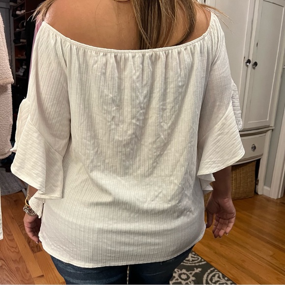 Woman’s off the shoulder blouse - Picture 4 of 5